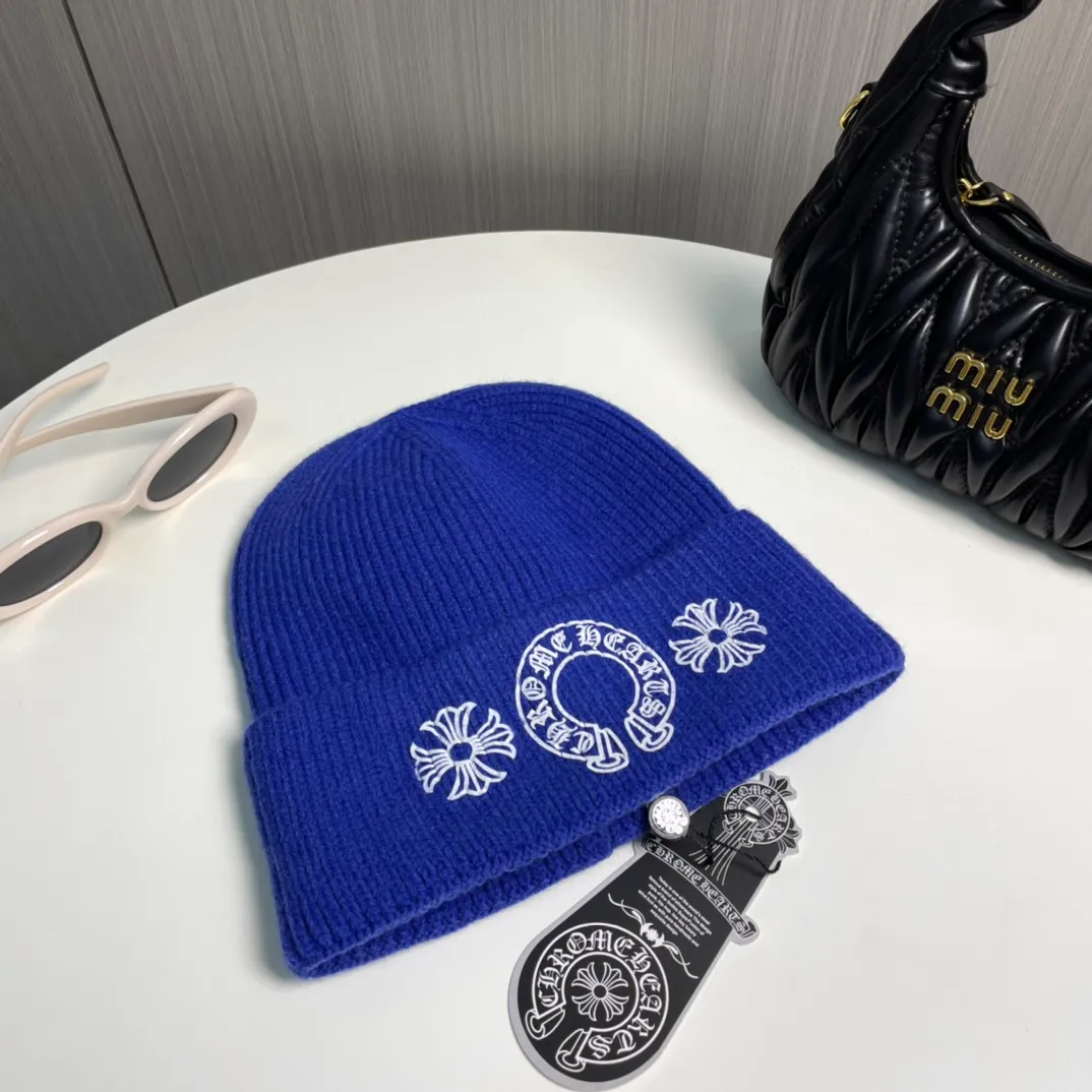 P60 🤍Chrome hearts new autumn and winter cross knitted hat🧶 One of the must-have hats in autumn and winter~ It really looks good on whoever wears it~, it is also a perfect match in black and white and gray in autumn~